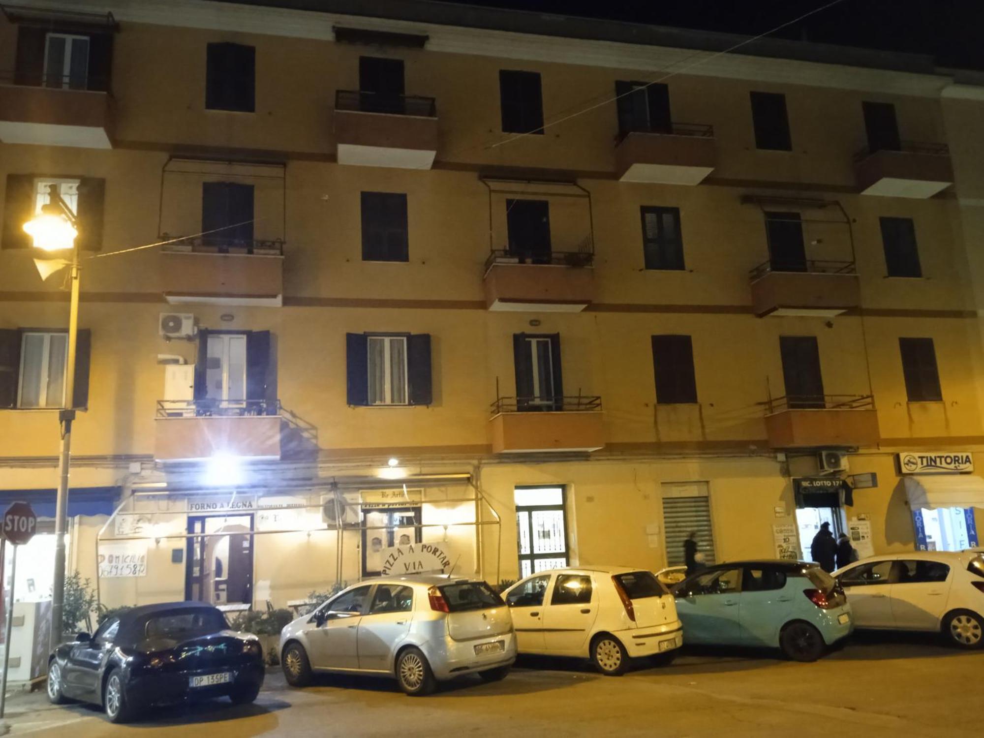 Adriatic 50 M Dalla Stazione Ferroviaria Di E Dalla Navetta Aeroportuale Ciampino